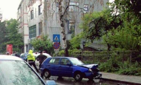 Șoferiță rănită după ce s-a oprit cu mașina într-un bloc