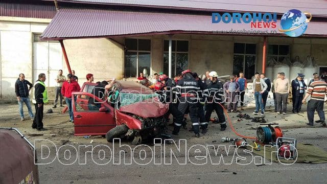Șapte persoane rănite în urma unui grav accident rutier între trei autoturisme și o căruță - FOTO