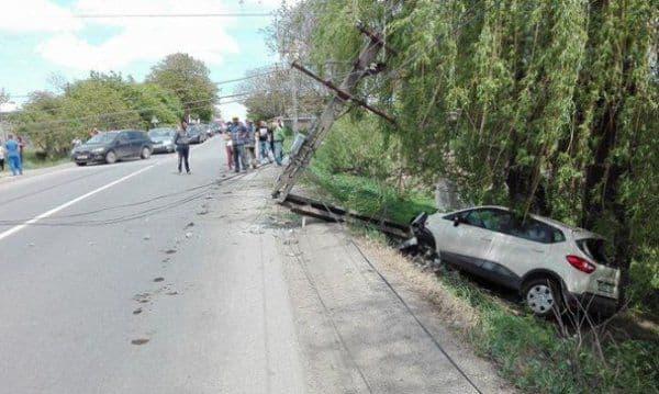 A „luat lumina” întregii localităţi. Accident spectaculos pe o şosea din Iaşi!