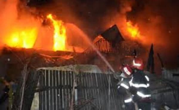 Două case afectate de un incendiu, la Ibăneşti