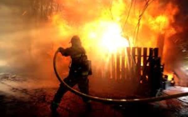 Incendiu în ultima zi de Paște. Anexă gospodărească distrusă de un fumător neglijent