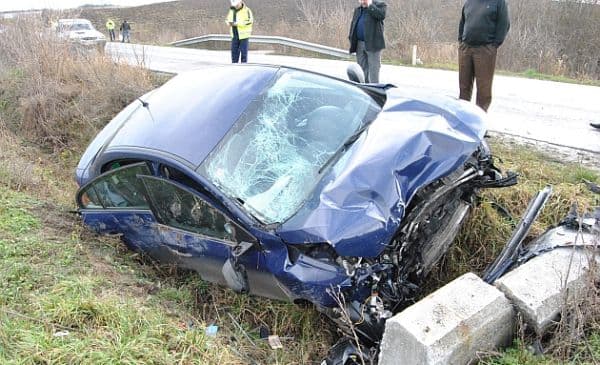 Accident grav! Cinci minore au ajuns la spital după ce profesorul lor a intrat cu mașina într-un cap de pod!