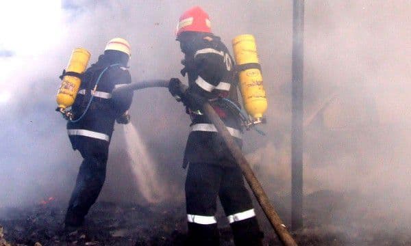  Locuinţă distrusă de o lumânare uitată aprinsă