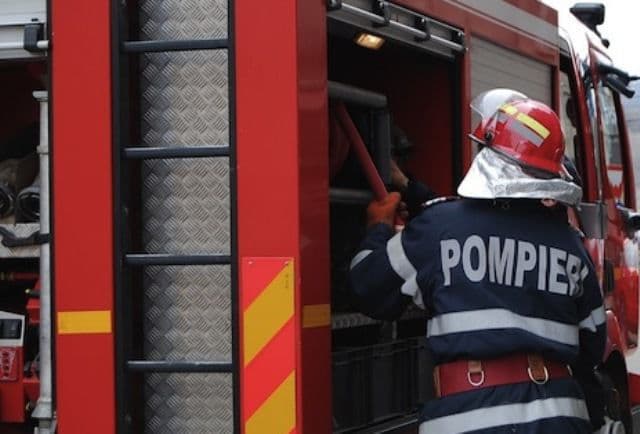 Femeie din Dorohoi căzută într-o groapă adâncă de trei metri, salvată de pompieri