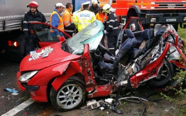 Revoltător! Cum a fost denigrat pe Facebook un medic român care a sărit din maşină să salveze victimele unui accident rutier
