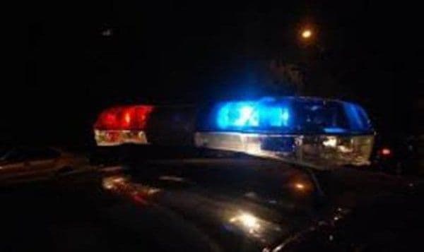 Inconștiență la volan! A rupt gardul unei case, a lovit o mașină parcată și a continuat plimbarea deși nu avea permis de conducere