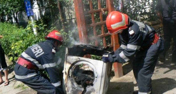 Incendiu generat de un scurtcircuit la o mașină de spălat