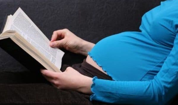 O vedetă din România, gravidă după o fertilizare in vitro. A ținut sarcina la secret