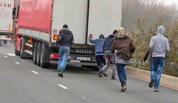 Scandal în Franţa. Camioane româneşti atacate cu pietre