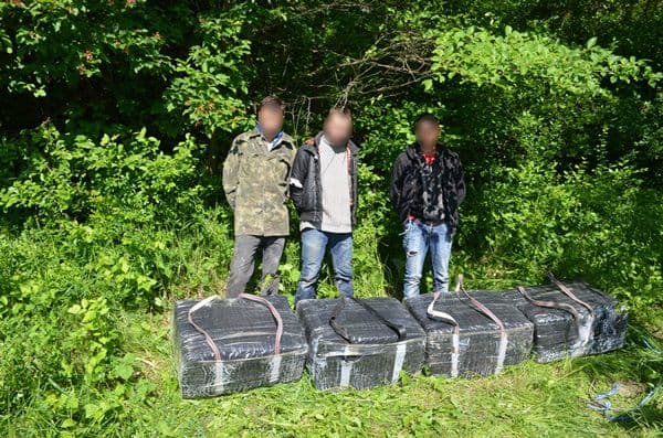 Trei tineri cercetaţi de poliţiştii de frontieră pentru contrabandă cu ţigări - FOTO
