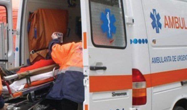 Transportat la Spitalul Municipal Dorohoi după ce a fost agresat de trei indivizi