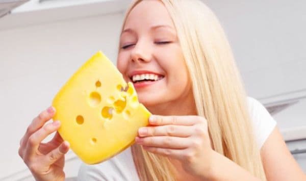 Cașcavalul este o sursă excelentă de calciu și vitamina B12
