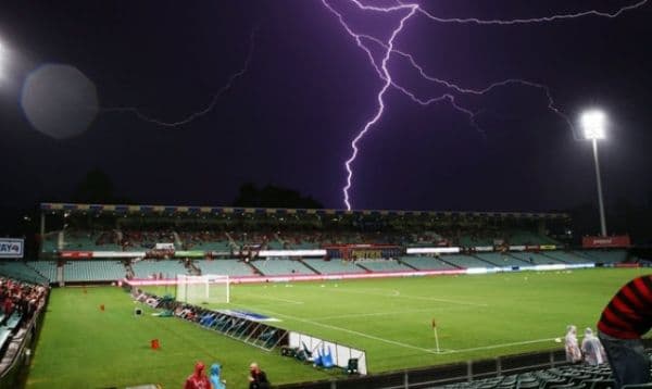 Teren de fotbal lovit de trăsnet în timpul unui meci. Treizeci și cinci de persoane rănite