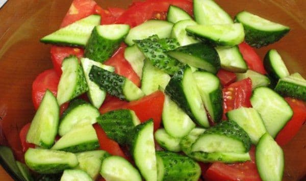Atenţie! Nu este bine să mâncăm roşii cu castraveţi. Până acum nu s-au ştiut motivele