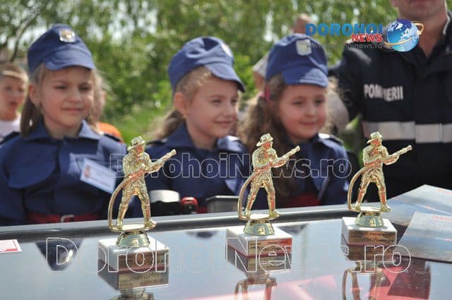 Activitate de informare și prezentare a tehnicii organizate de pompierii dorohoieni - FOTO