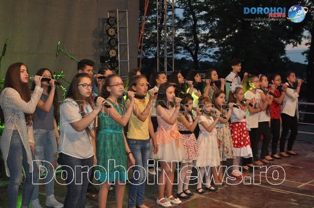 Acorduri de muzică folk și muzică ușoară la Zilele Copilului Dorohoi 2016 – FOTO