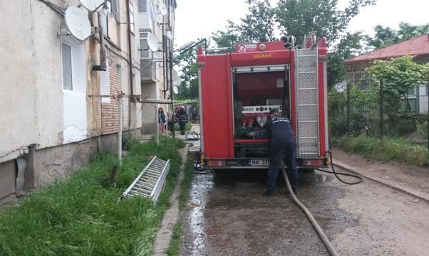 Panică într-un bloc de garsoniere. 20 de oameni evacuați de pompieri!