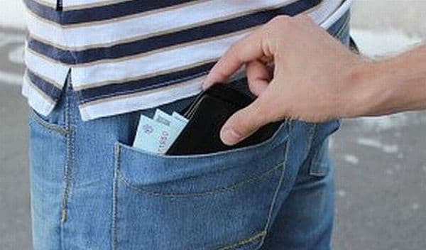 Adolescent prădat în centrul Dorohoiului în amiaza mare!