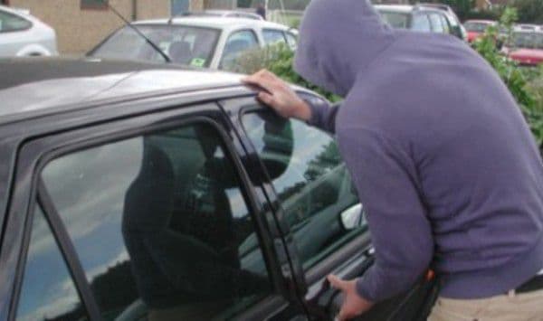 Doi minori din Dorohoi cercetați pentru furt. Au spart 20 de autoturime în patru zile!