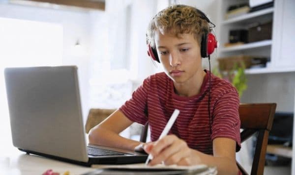 A fost lansată prima platformă de teste educaționale standardizate pentru elevii români