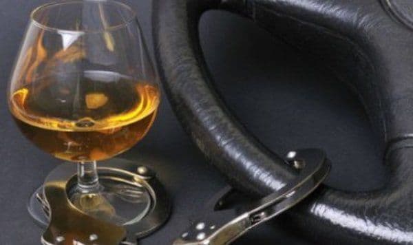 Inconștiență în trafic! Un botoșănean s-a urcat la volan beat criță și a lovit o mașină parcată