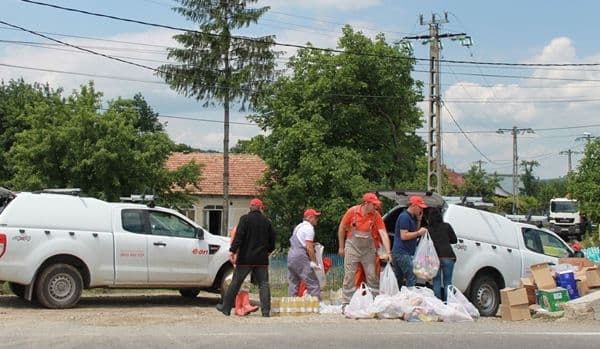 Voluntarii E.ON au ajutat familiile afectate de inundaţiile din judeţul Bacău - FOTO