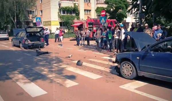 S-a urcat la volan aproape de comă alcoolică. Rezultatul... trei persoane rănite și trei mașini avariate! - FOTO