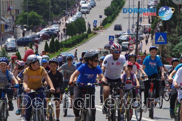Municipiul Dorohoi invadat de copii pe două roți la „Parada bicicletelor” 2016 - VIDEO / FOTO