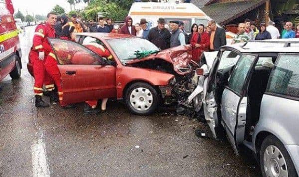 Accident grav. Nouă persoane rănite după ce două maşini s-au ciocnit - FOTO