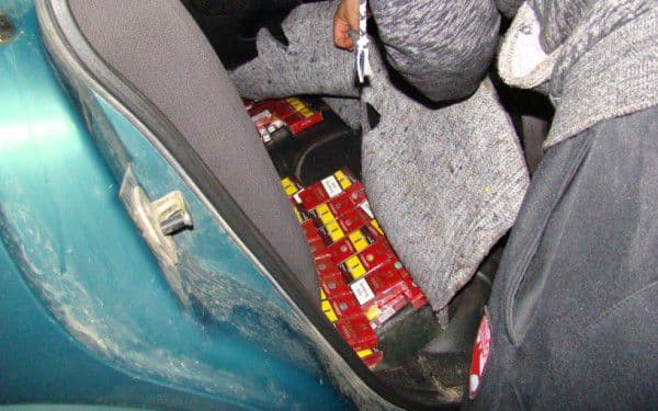 Auto „tunat” cu mii de ţigarete de contrabandă - FOTO