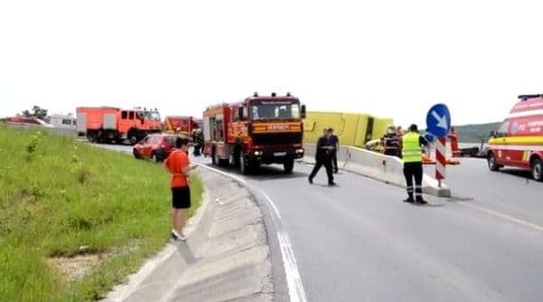 Accident grav cu patru morți și peste 20 de răniți, majoritatea copii, după ce un autocar s-a răsturnat