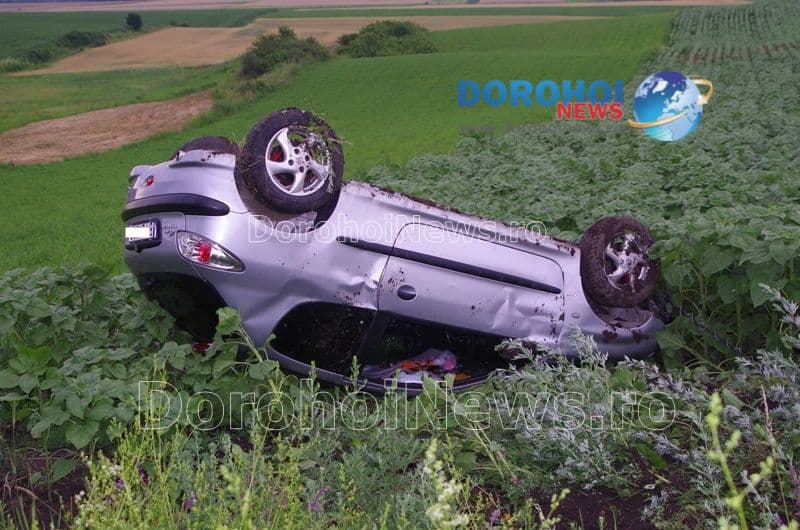 Accident spectaculos pe drumul Dorohoi-Botoșani. O tânără a ajuns la spital după ce s-a dat cu mașina peste cap - FOTO