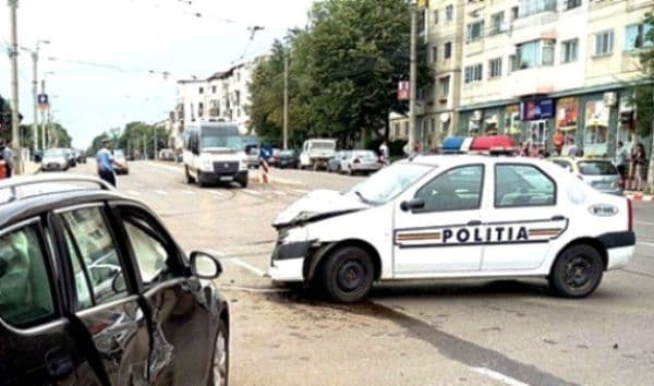 Accident cu maşina poliţiei, în Botoșani. Echipajul se afla în misiune. O polițistă a fost rănită!