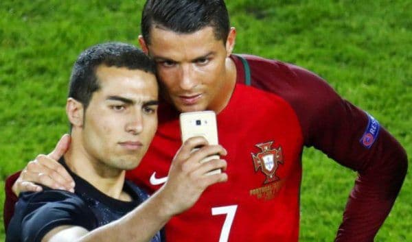 Amendă de la UEFA după selfie-ul făcut de Ronaldo cu un suporter. Motivul...