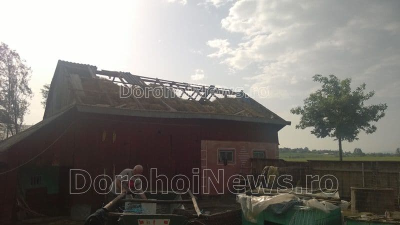 O tornadă a distrus acoperișurile caselor dintr-o localitate din județul Botoșani - FOTO
