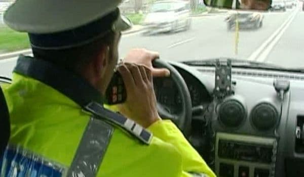 Urmărire în trafic a unui conducător auto care nu a oprit la semnalul poliţiştilor
