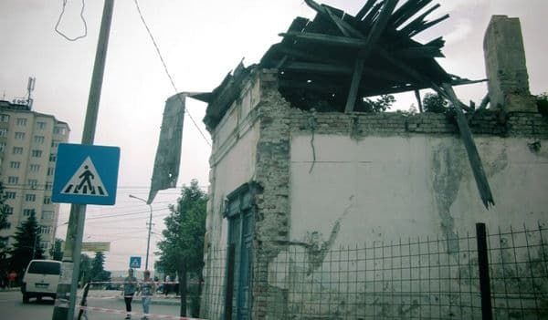 Primim la redacție - O clădire abandonată în centrul Dorohoiului, de un proprietar căruia nu-i pasă - FOTO