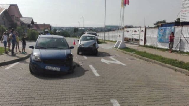 Accident grav la Botoșani! Trei persoane au ajuns la spital, unei gravide i s-a rupt apa - FOTO