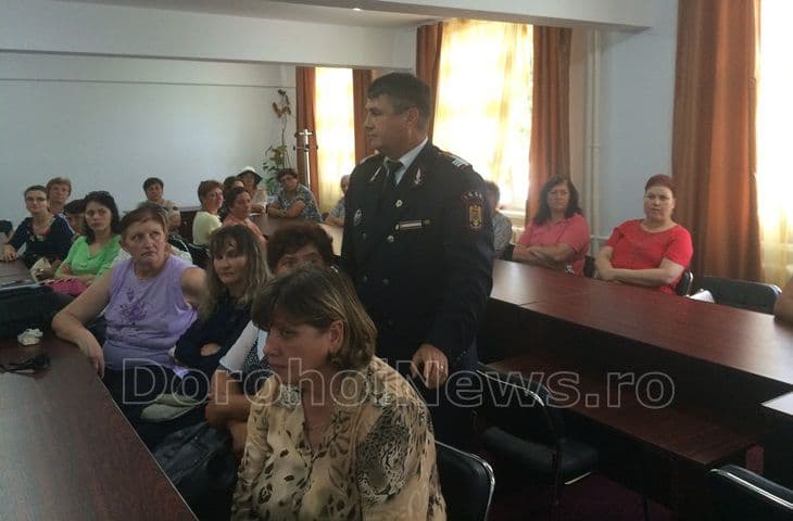 Instructaj din partea ISUJ Botoșani, în domeniul situaţiilor de urgenţă la sediul DGAPCS Botoșani - FOTO