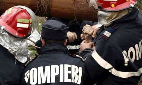 Femeie înecată în fântână, scoasă de pompieri