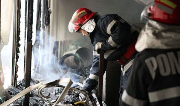 Locatarii unui bloc din Botoșani, evacuaţi după ce într-un apartament a izbucnit un incendiu
