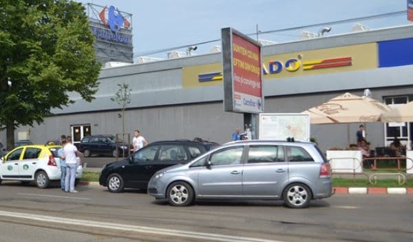 Accident la Botoșani în zona Carrefour! Un bebeluș a ajuns la spital! 