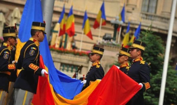 Prefectul anunţă ceremonialul dedicat Zilei Drapelului Naţional