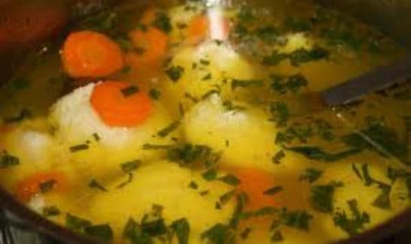 Supă de casă cu găluşte pufoase