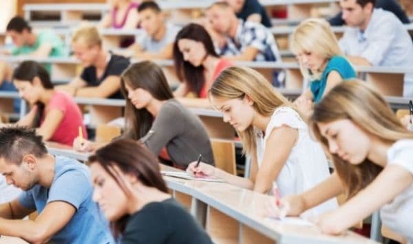 Un profesor britanic explică ce se întâmplă cu studenţii români din Anglia