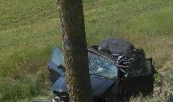 Inconștiență la volan! A împrumutat o mașină, deși nu deținea permis și... s-a izbit într-un copac
