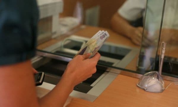 Veste bună pentru angajați: Băncile nu mai pot bloca conturile de salarii