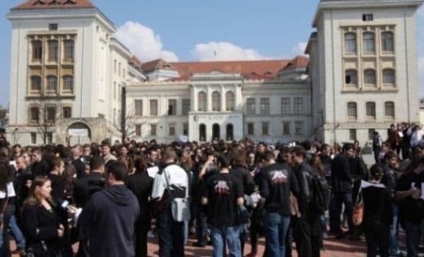 Zeci de studenţi de la UMF Iaşi, săltaţi de procurori şi duşi la audieri într-un dosar privind fraudarea examenelor