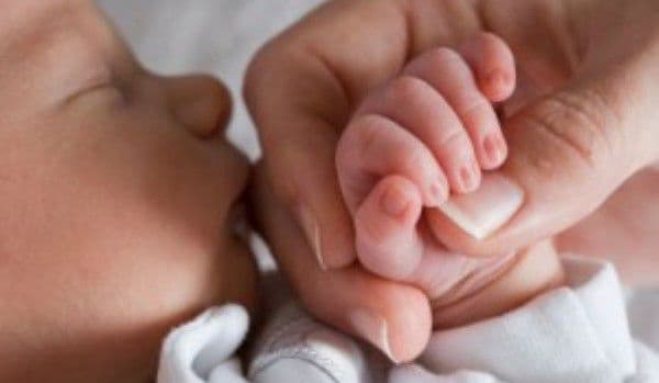 Guvernul a simplificat procedura de înregistrare a copiilor. Mamele fără acte pot obţine mai uşor certificatul copilului