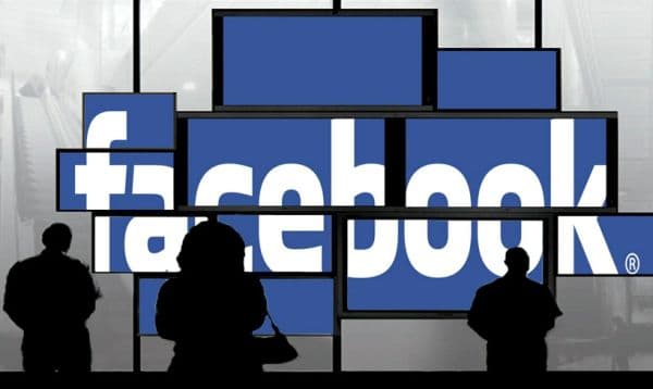 Utilizatorii Facebook pot redacta simultan un mesaj în mai multe limbi străine